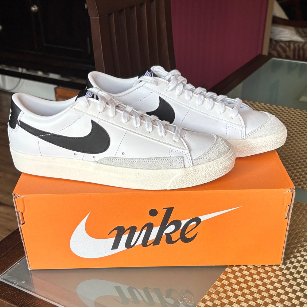 Nike Classic White and Black Low-Top Sneakers blazer low 77’